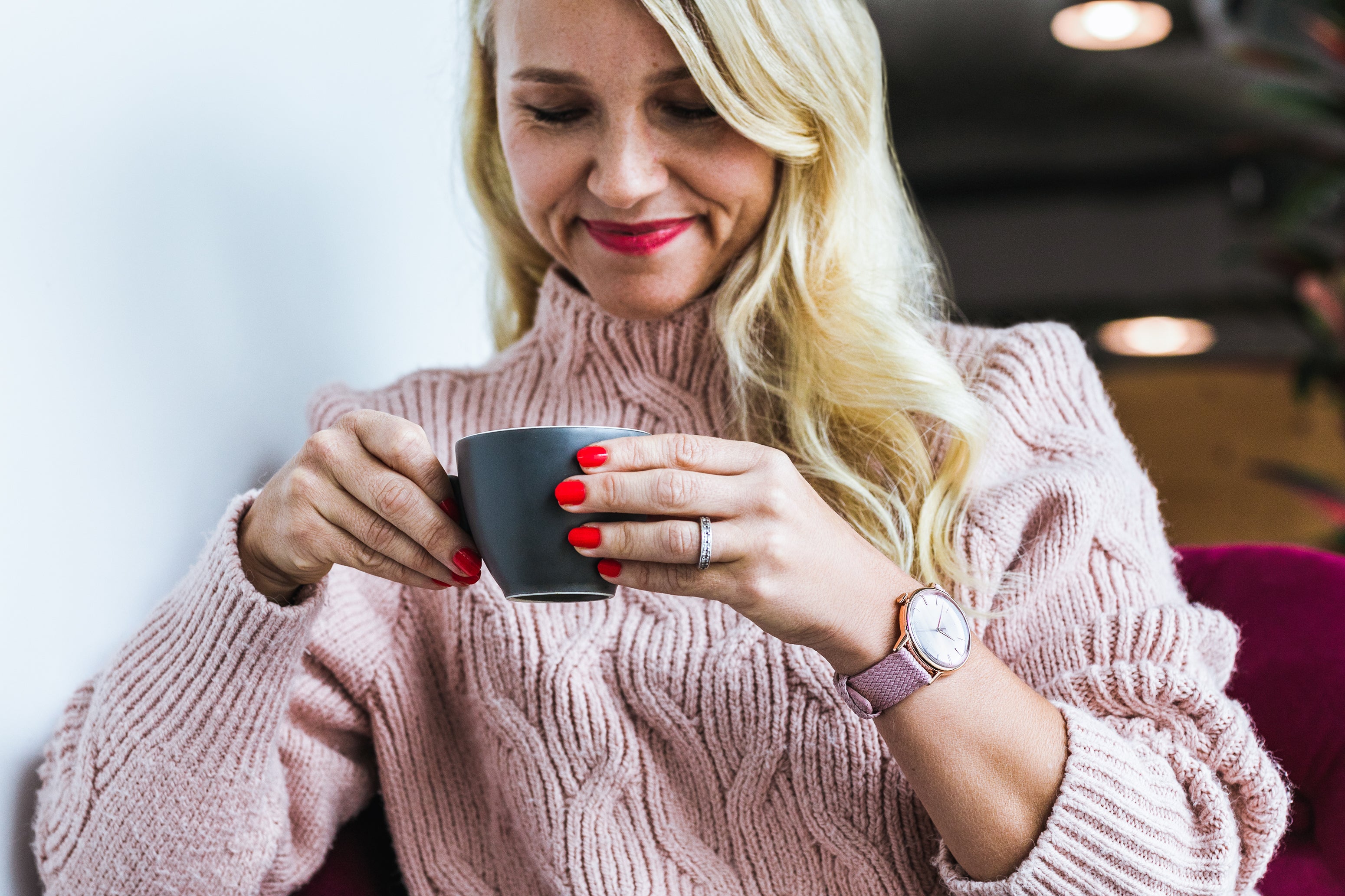 Women wear watch in which online hand